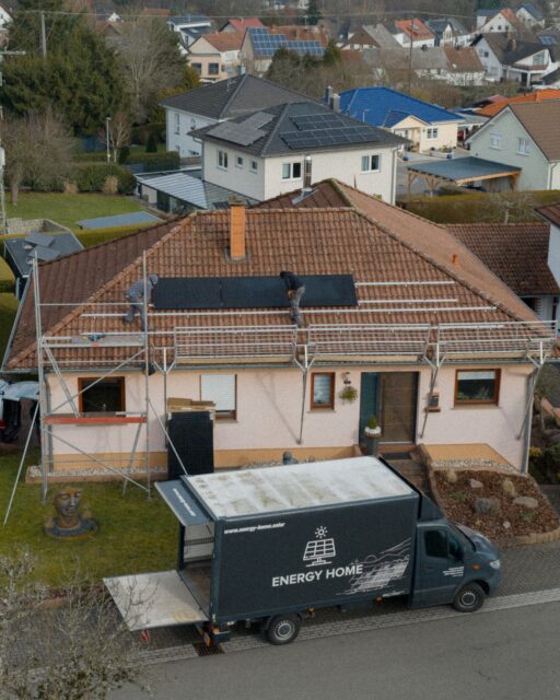 🛠️ Sauber umgesetzt vor Ort
Während auf dem Dach gearbeitet wird, läuft unten alles ruhig und strukturiert weiter.

So sieht eine Installation aus, wenn Planung und Umsetzung zusammenpassen ☀️

#energyhome #photovoltaik #solaranlage #regional #wadern
