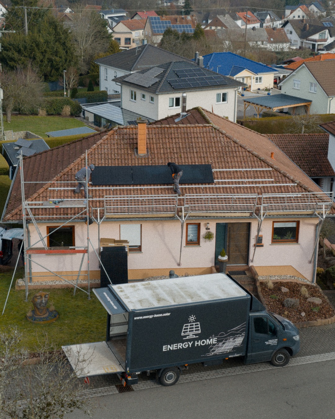 🛠️ Sauber umgesetzt vor Ort
Während auf dem Dach gearbeitet wird, läuft unten alles ruhig und strukturiert weiter.

So sieht eine Installation aus, wenn Planung und Umsetzung zusammenpassen ☀️

#energyhome #photovoltaik #solaranlage #regional #wadern