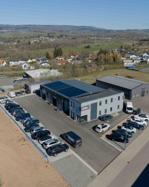☀️ Gemeinsam in die Zukunft, zusammen mit @kfztechnik_nicomaus 
Auf dem Firmengelände von Nico Maus produziert die neue Solaranlage ab sofort eigenen Strom. Wer als Unternehmen auf Eigenverbrauch setzt, macht langfristig das Richtige.
Wir freuen uns über die Zusammenarbeit und sagen Danke für das Vertrauen.

#energyhome #photovoltaik #solaranlage #gewerbe #wadern
