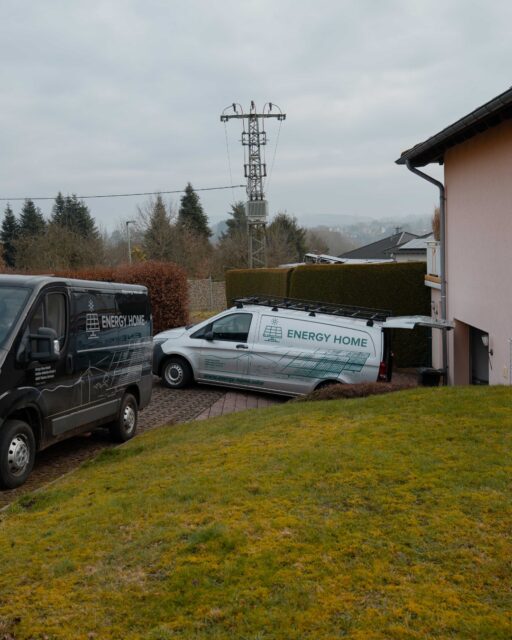 🚐🚐 Wenn ein Projekt startet, ist alles vor Ort, was gebraucht wird.
Material, Werkzeuge und Mitarbeitende kommen abgestimmt zusammen, damit die Installation zügig und sauber umgesetzt werden kann.
So bleibt der Ablauf klar und strukturiert.
Gerne beraten wir Dich in einem unverbindlichen Erstgespräch. Trage dich einfach unter folgendem Link kostenfrei ein: https://anfrage.energy-home.solar/
#energyhome #photovoltaik #solaranlage #team #wadern