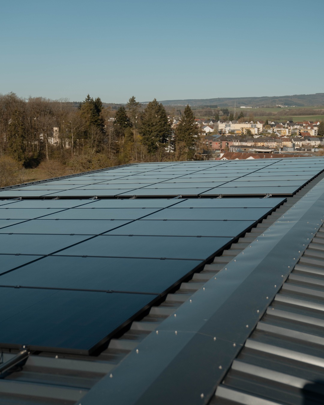 ☀️ Fertig. Sauber. Läuft.
Mehr gibt es dazu eigentlich nicht zu sagen. Die Anlage sitzt, der Strom fließt und der Kunde kann sich zurücklehnen.

#energyhome #photovoltaik #solaranlage #regional #wadern