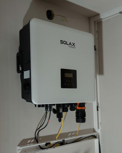 ⚡ Fast fertig. Der Wechselrichter sitzt, der letzte Anschluss folgt noch. Dann fließt der Strom vom Dach direkt in den Alltag.

#Photovoltaik #EnergyHome #Wadern