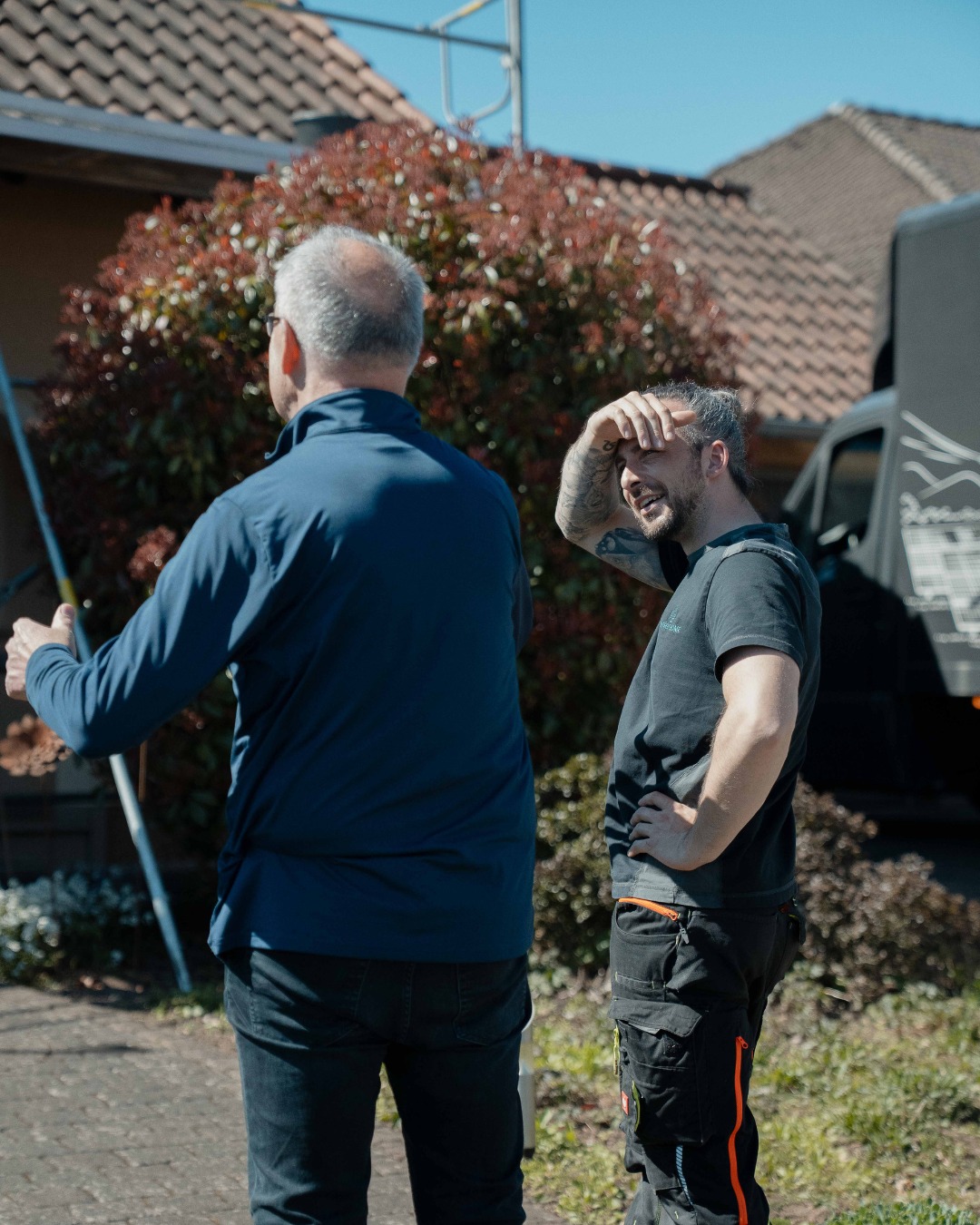 👷 Der Chef schaut vorbei.
Nicht um zu kontrollieren, sondern weil es dazugehört. Wer seine Kunden persönlich betreut, ist auch mal vor Ort wenn die Arbeit läuft.
Bei uns ist das keine Ausnahme.

#energyhome #photovoltaik #solaranlage #regional #wadern