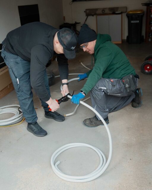 🤝 Teamarbeit auf der Baustelle.
Wenn zwei Handgriffe zusammengehören, geht die Arbeit leichter und sauberer voran.
So entsteht eine Installation, bei der alles ineinandergreift.
Gerne beraten wir Dich in einem unverbindlichen Erstgespräch. Trage dich einfach unter folgendem Link kostenfrei ein: https://anfrage.energy-home.solar/
#energyhome #photovoltaik #teamarbeit #handwerk #wadern