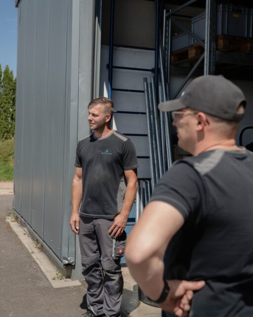 Hinter jeder fertigen Anlage steckt ein gutes Team. 🔧 
Diese Woche haben wir wieder einiges bewegt. Bevor es in die nächste Runde geht, sitzen wir kurz zusammen, besprechen was war und planen was kommt. So läuft das bei Energy Home, strukturiert, persönlich und immer mit Blick aufs nächste Projekt.

#EnergyHome #Teamwork ##EnergyHome #Teamwork ##pvanlagePVAnlage