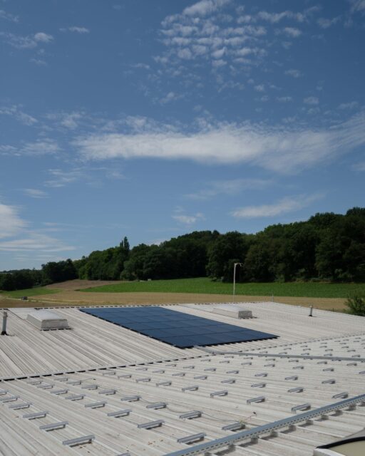 Neues Projekt, neues Dach. ☀️ 
Bei der Firma @hoffmann.baumaschinen  setzen wir gerade etwas Neues um. Mehr dazu gibt es in den nächsten Tagen als Video.

#EnergyHome #Photovoltaik #Wadern