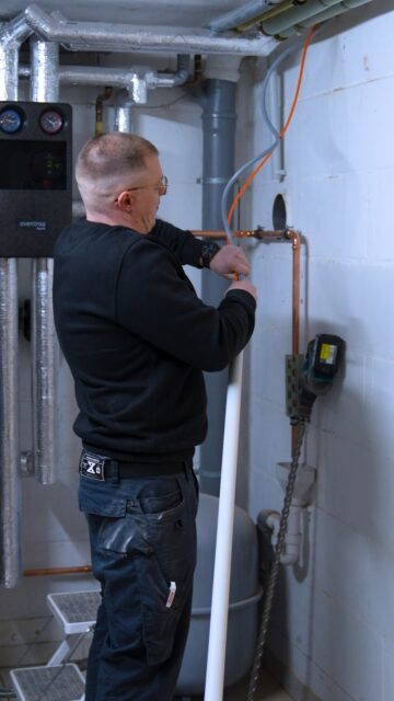 🔧 Hier entsteht der Anschluss für gleich zwei Dinge.
Eine neue Wärmepumpe und eine Ladestation für das E-Auto.
Die Kabel werden vorbereitet und sauber verlegt, damit später alles zuverlässig zusammenarbeitet.
Gerne beraten wir Dich in einem unverbindlichen Erstgespräch. Trage dich einfach unter folgendem Link kostenfrei ein: https://anfrage.energy-home.solar/
#energyhome #elektroinstallation #wärmepumpe #wallbox #wadern