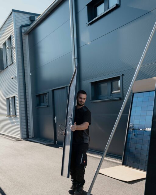 💪 Wie kommt eine Solaranlage aufs Dach?

Modul für Modul, von Hand. Klingt simpel, ist aber ein Teil der Arbeit den man nicht unterschätzen sollte. Unsere Jungs wissen wie es geht, und bringen jedes Modul sicher an seinen Platz.

#energyhome #photovoltaik #solaranlage #montage #handwerk