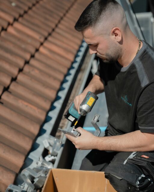🏠 Bevor das erste Modul verbaut wird, muss erstmal das Dach vorbereitet werden.
Ziegel raus, Unterkonstruktion rein, alles sauber ausgerichtet. Der Teil den man später nicht mehr sieht, ist oft der wichtigste. Wenn die Basis stimmt, stimmt der Rest auch.

#energyhome #photovoltaik #solaranlage #montage #handwerk