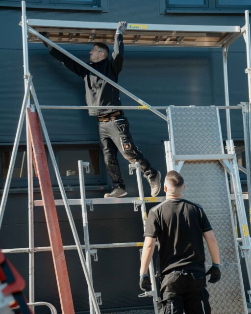 🏗️ Gerüst auf, Anlage drauf, Gerüst wieder weg.
Wir bringen unser Gerüst selbst mit und bauen es auch wieder selbst ab. Kein Warten auf externe Firmen, kein extra Koordinationsaufwand. Das hält die Abläufe schlank und den Zeitplan realistisch.
Alles aus einer Hand.
#energyhome #photovoltaik #solaranlage #montage #wadern