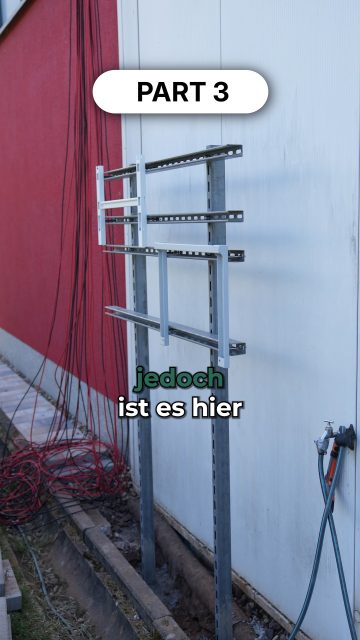 🔧 Wenn der Standardweg nicht passt, bauen wir eben einen eigenen.

Die Wechselrichter kommen hier nicht in die Halle, sondern an eine eigens einbetonierte Stahlkonstruktion draußen. Sauber, dauerhaft und genau auf die Situation vor Ort abgestimmt.

@hoffmann.baumaschinen 

#energyhome #photovoltaik #gewerbe #handwerk